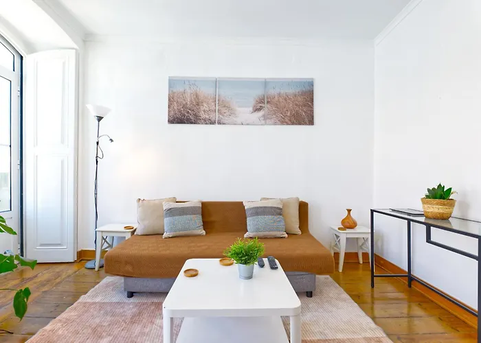 Portucale ! Downtown 3br With Balcony *